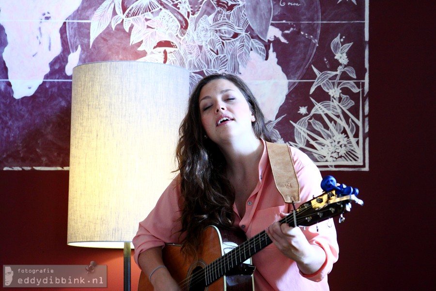 2013-09-18 Piper Hayes en Angela Saini - Starbucks, Deventer 007